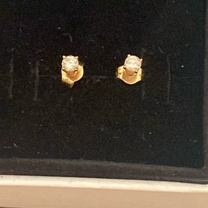 Diamond stud earrings 14k gold.